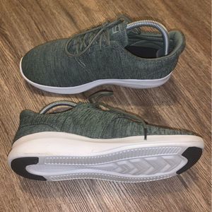 New balance fuel core  woman’s athletic shoes excellent pre owned condition 6.